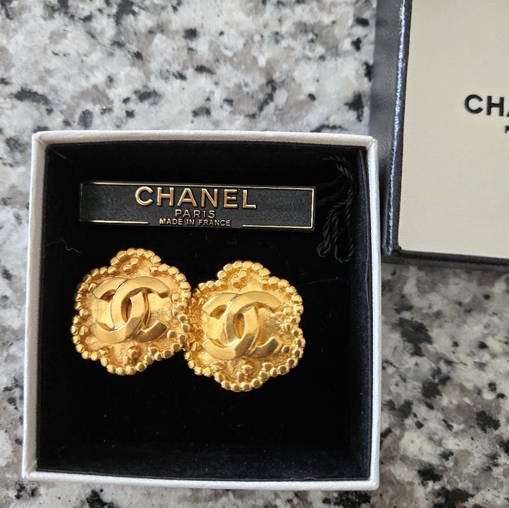 Chanel Chanel flower Coco earrings 96a Ladies Point Frame